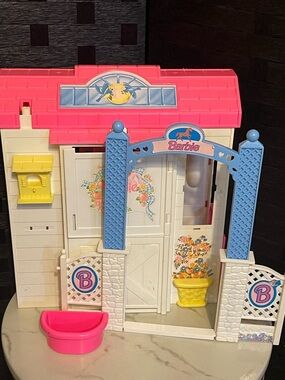 Barbie-Feeding Fun Stable-Incomplete-1995-As Shown-Stable Only-see pictures